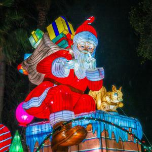 CHRISTMAS LANTERNS LIGHT UP THE MAGICAL WINTER JOURNEY